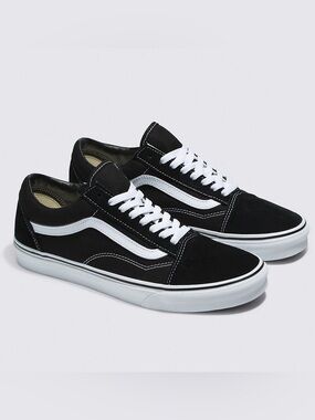 Vans Old Skool Sneakers in Black & White W7